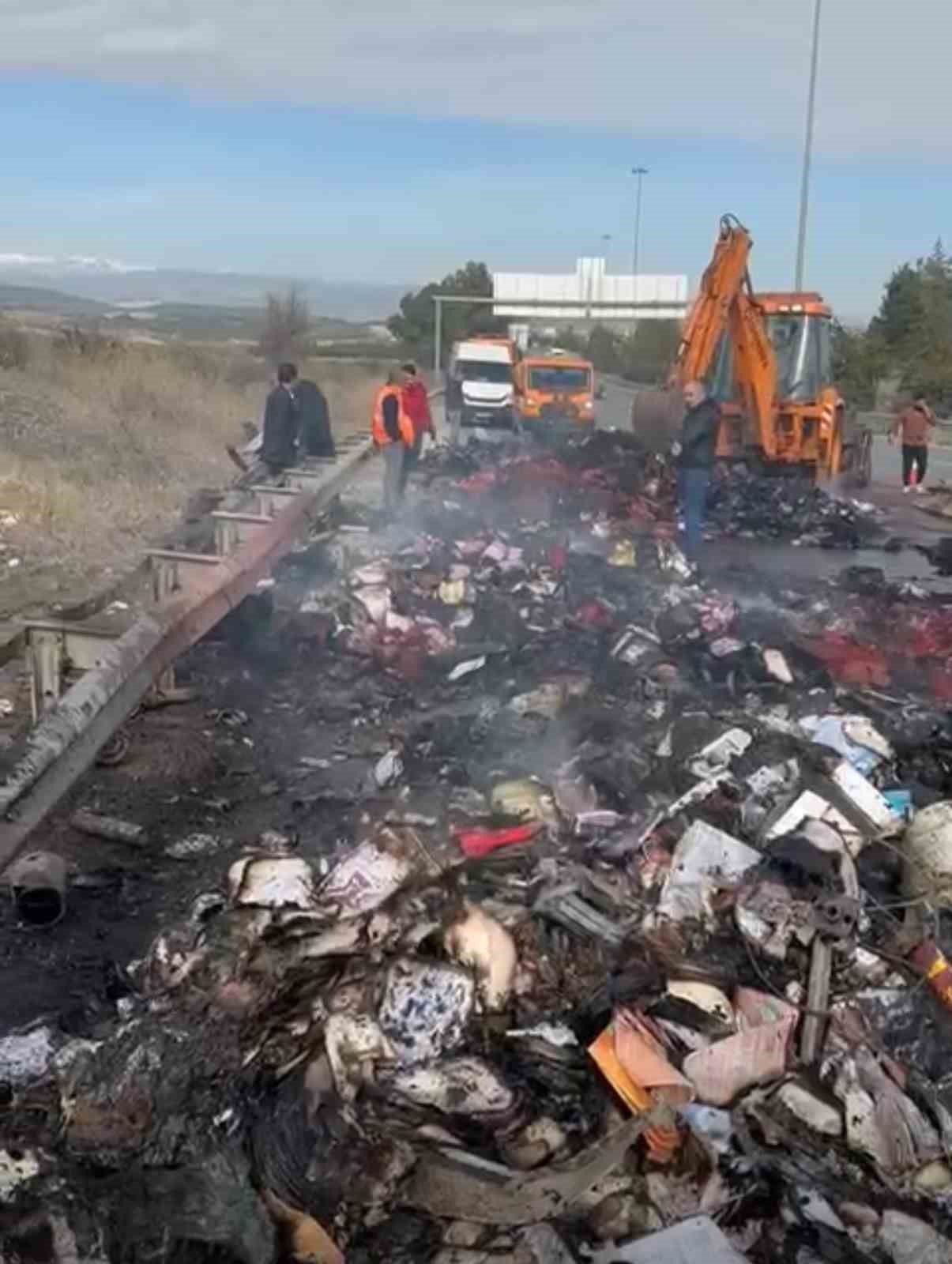 Tarsus’ta tırda çıkan yangında kargo ürünleri yandı
