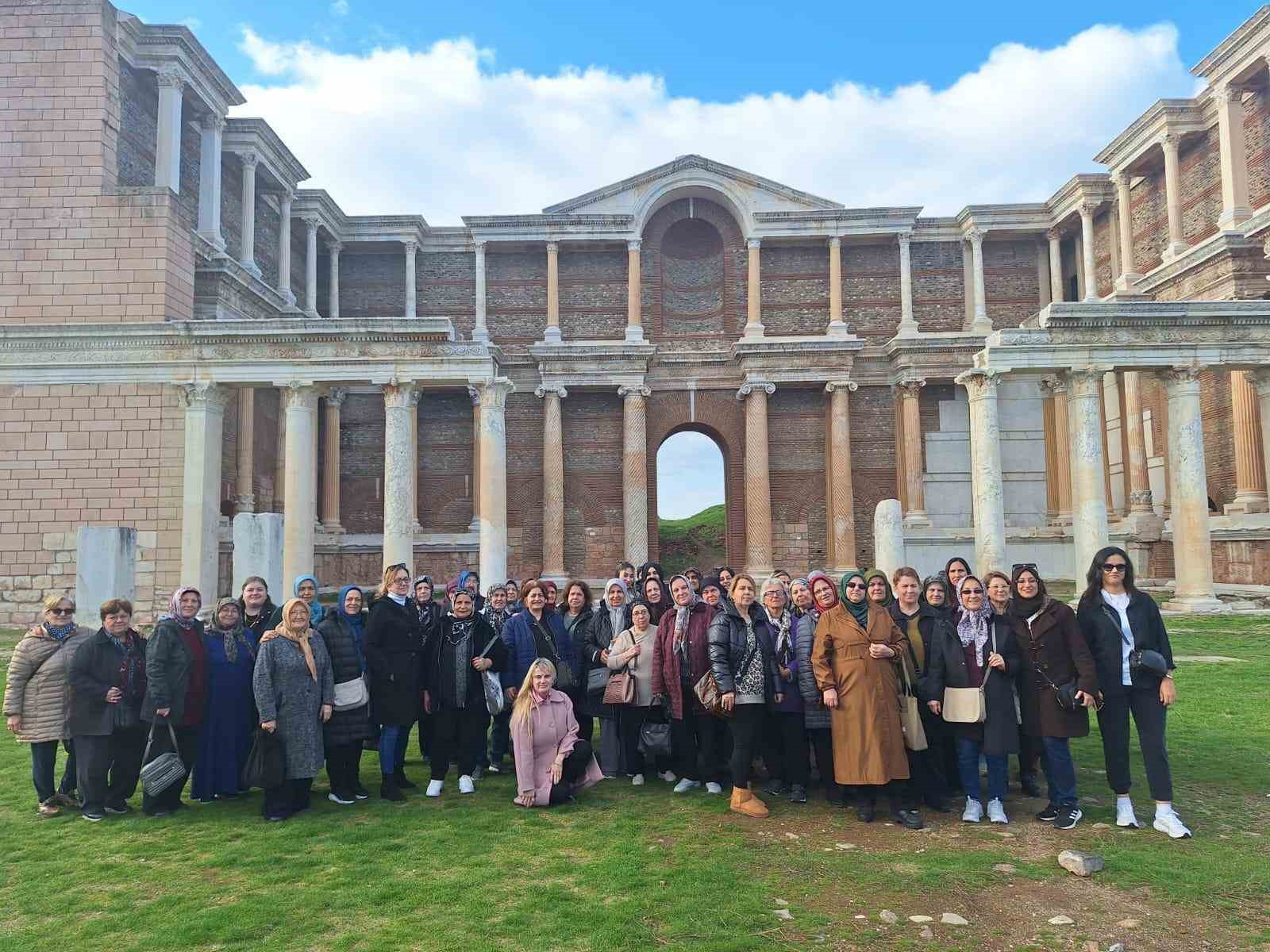 Manisalı kadınlar Salihli ilçesindeki güzellikleri keşfetti