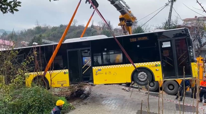 Beykoz’da yokuş aşağı kayan İETT otobüsü evin bahçesine düştü