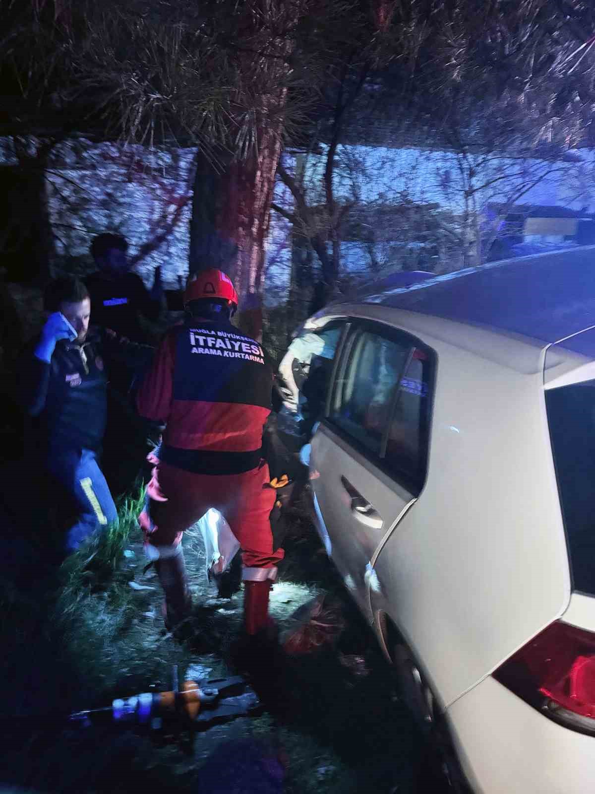 Araçta sıkışan sürücüyü itfaiye ekipleri kurtardı
