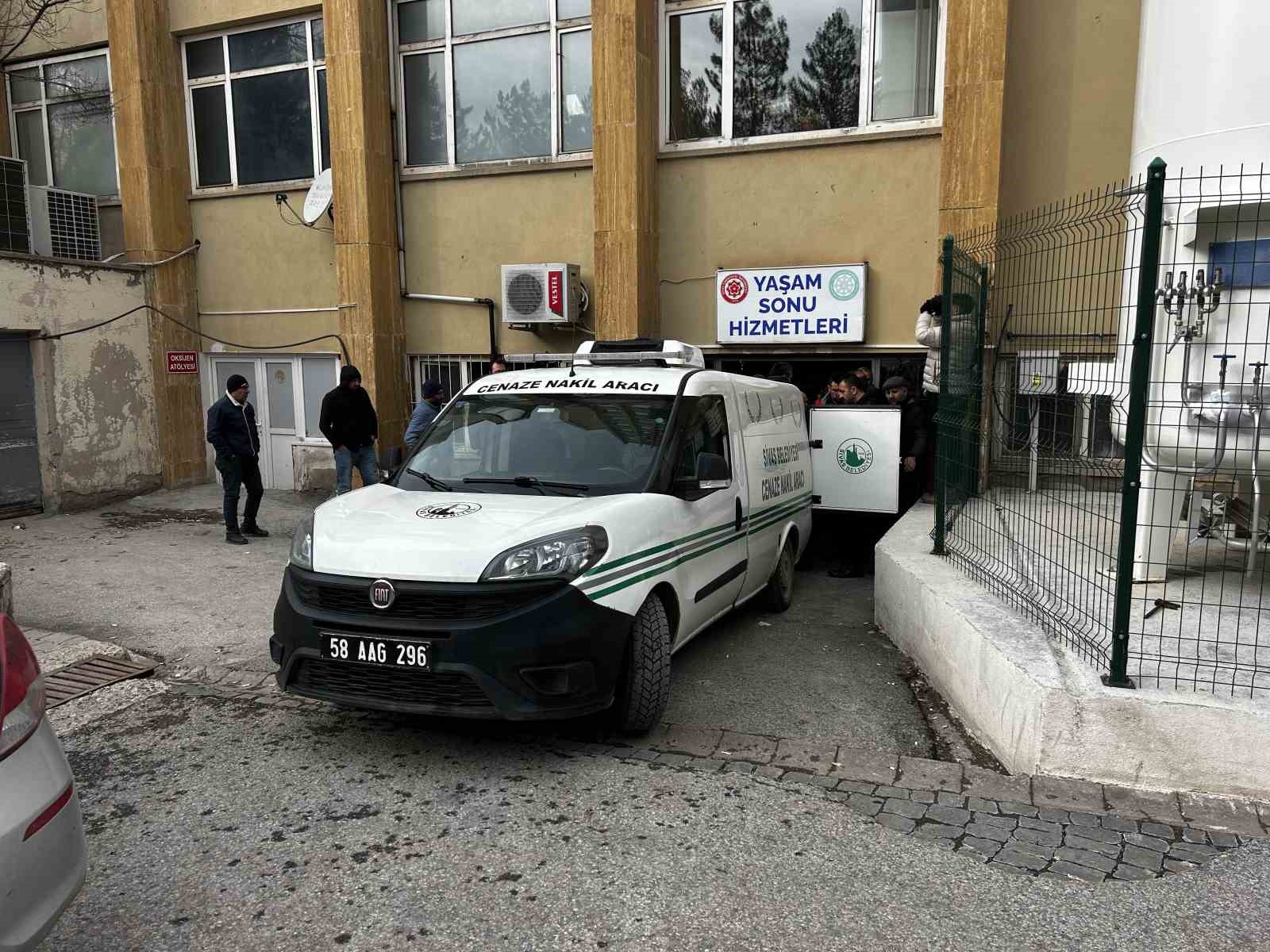 Aile içi cinayete kurban giden anne ve oğlunun cenazeleri yakınlarına teslim edildi
