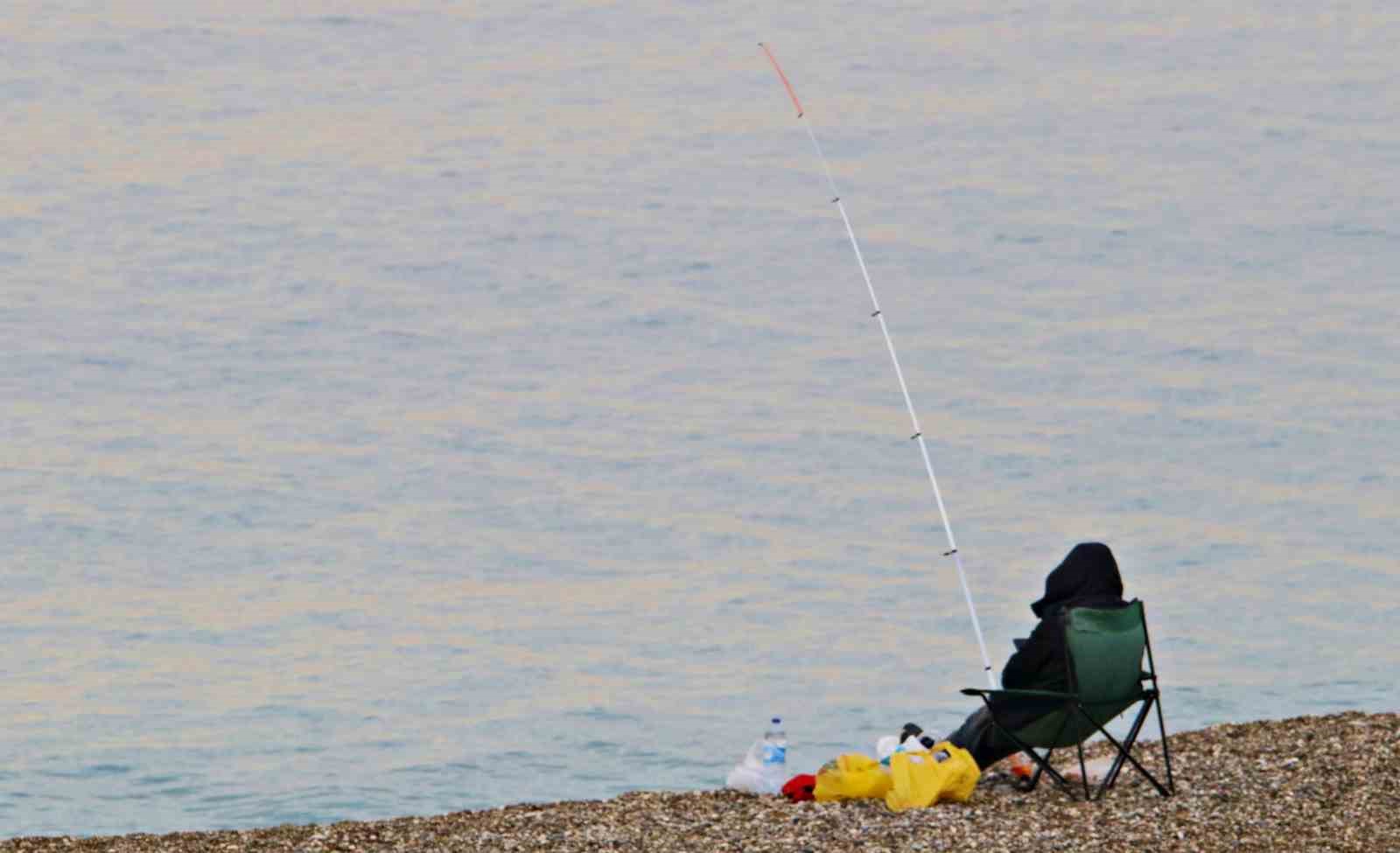 Antalya’da yağmura rağmen şemsiye altında deniz keyfi
