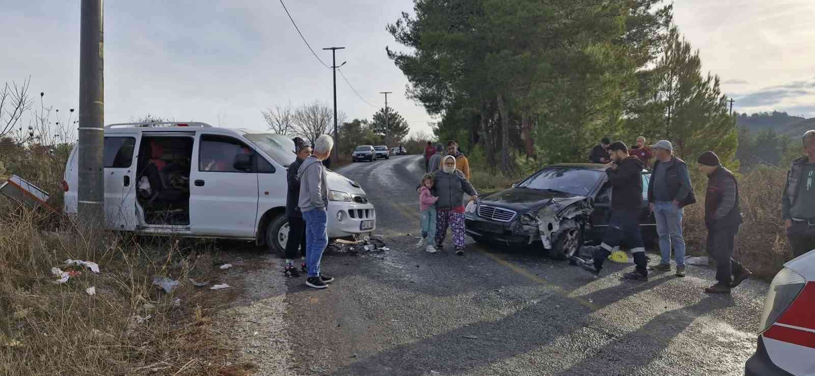 Milas’ta minibüs ile otomobil çarpıştı: 3 yaralı
