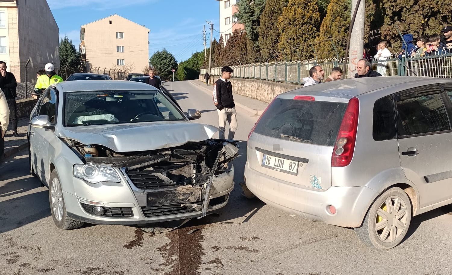 Otomobiller kafa kafaya çarpıştı: 4 yaralı
