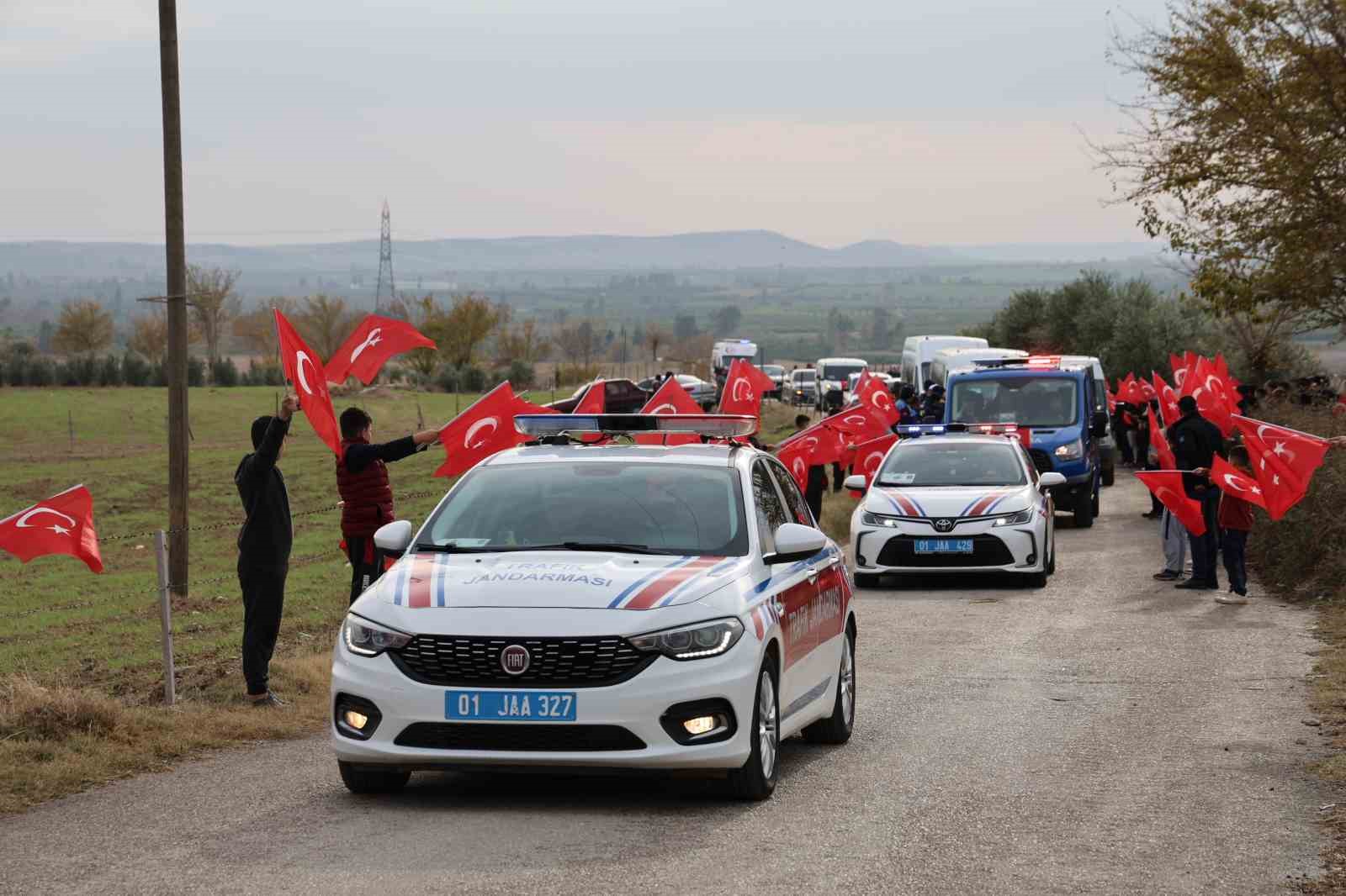 Adana şehidini dualarla uğurladı