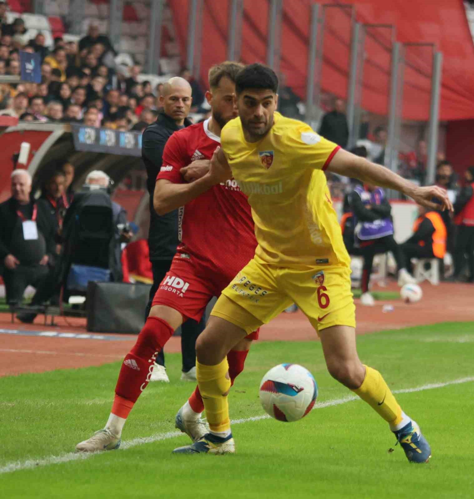 Trendyol Süper Lig: Antalyaspor: 1 - Kayserispor: 0 (İlk yarı)
