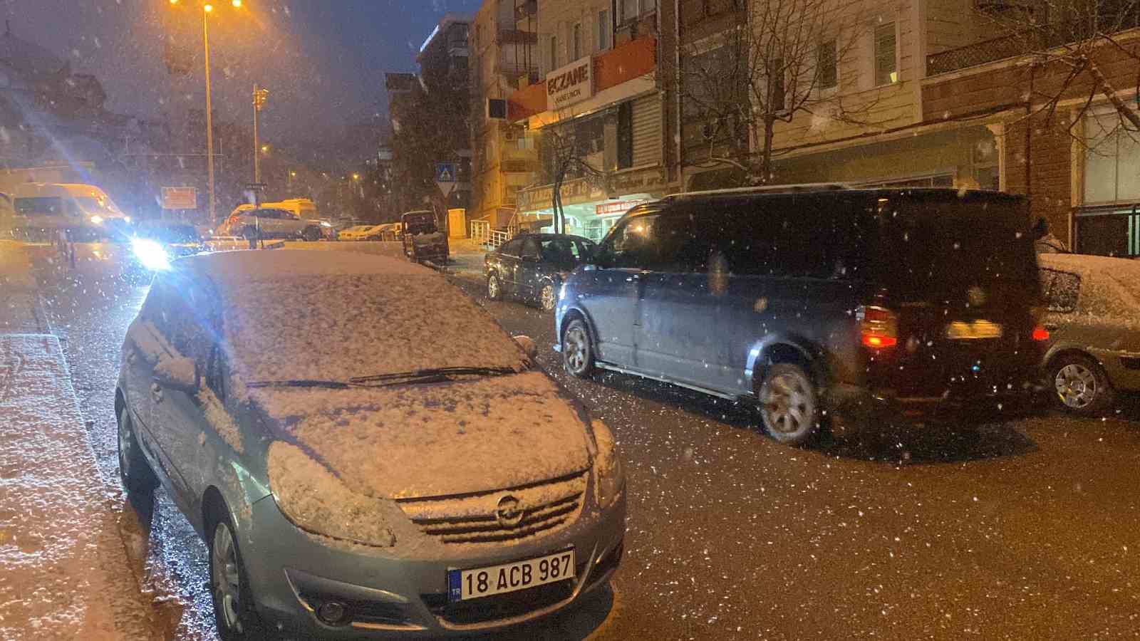 Çankırı’da kar yağışı etkili oldu: Vatandaşlar soluğu dışarıda aldı
