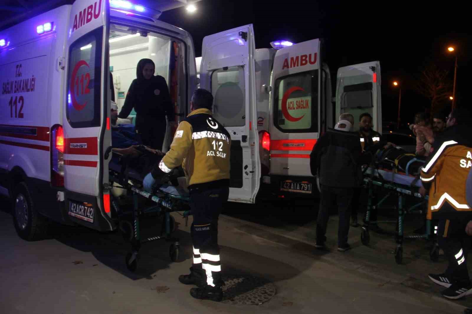 Konya’da otomobil trafik levhasına çarptı: 6 yaralı
