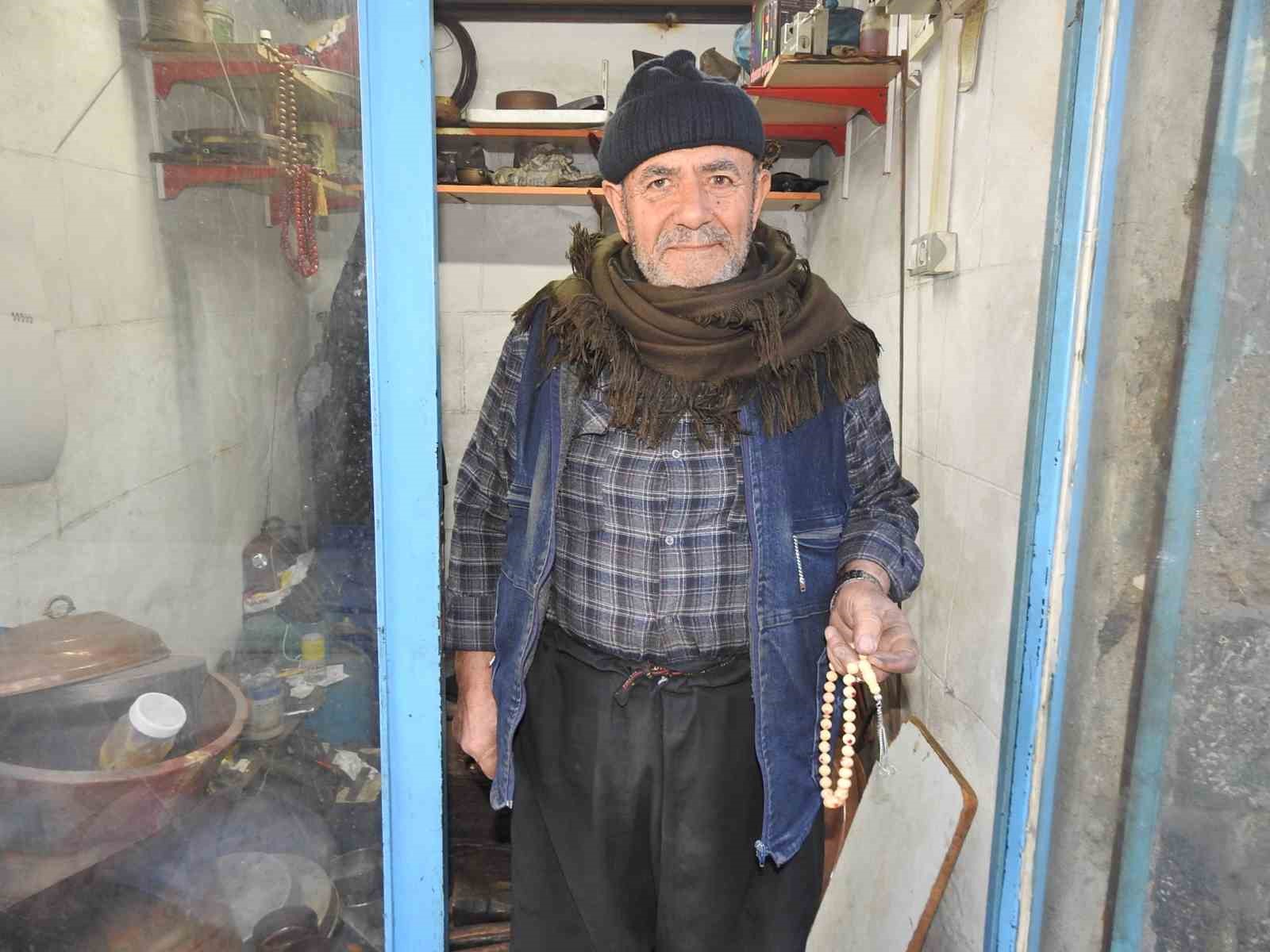 Bir metrekarelik d&uuml;kkanda bakıra adanmış &ouml;m&uuml;r
