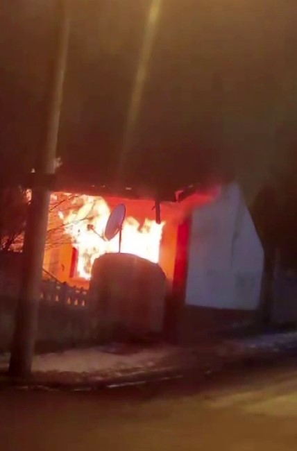 Devrilen elektrikli soba yangına neden oldu, m&uuml;stakil ev alev alev yandı
