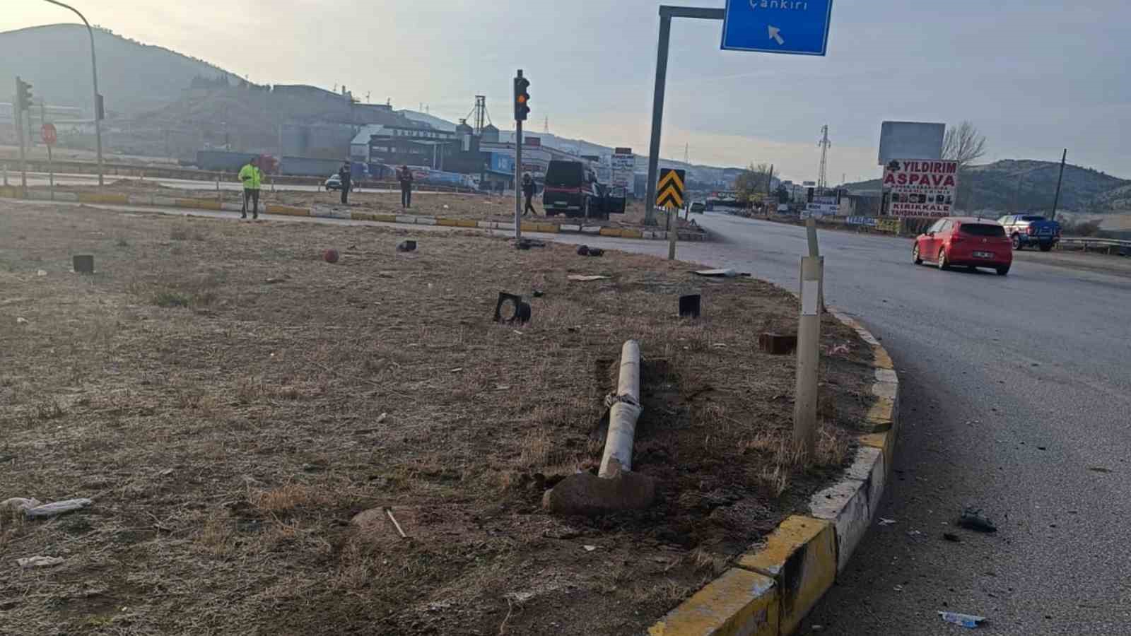 Kamyonet trafik ışığı direğine &ccedil;arptı: S&uuml;r&uuml;c&uuml; ağır yaralı
