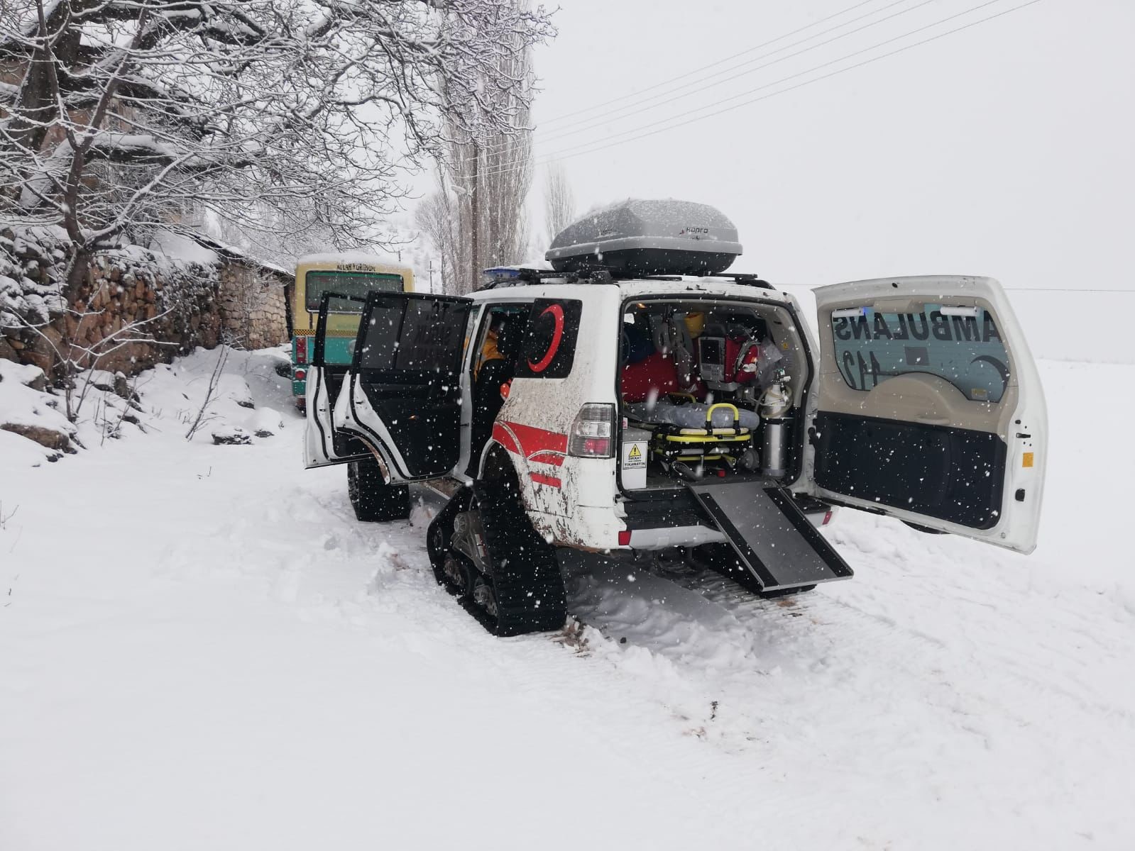 Kar paletli ambulans zorlu kış şartlarında hayat kurtarıyor