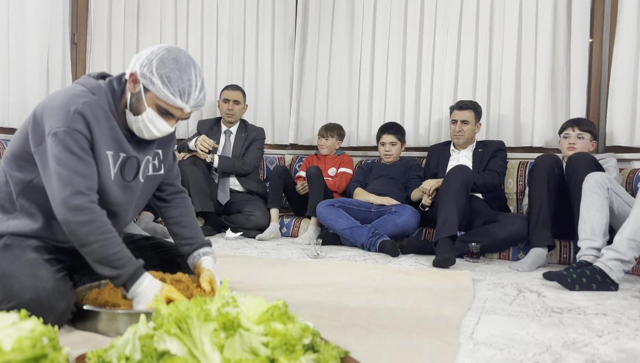 Sevgi Evi’nde sazlar çalındı, çiğköfteler yapıldı