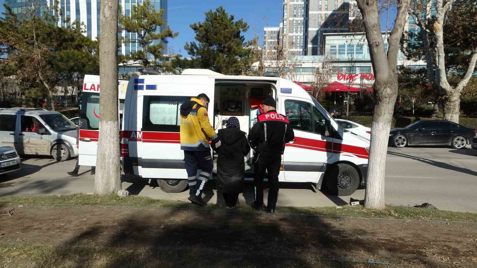 Otomobillerin &ccedil;arpıştığı kazada 2&rsquo;si &ccedil;ocuk 3 kişi yaralandı
