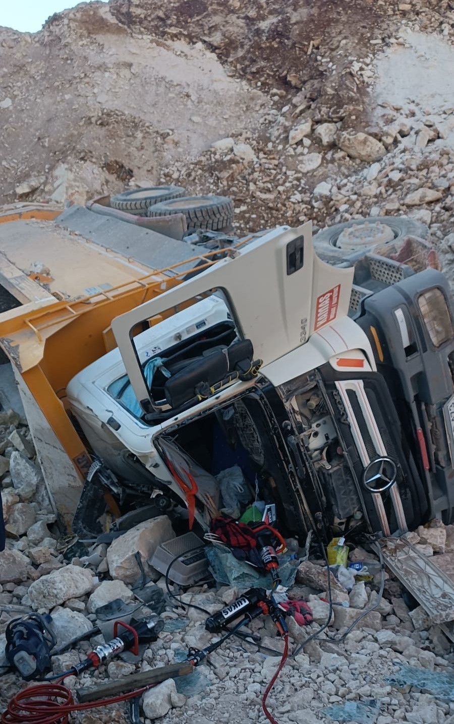 Devrilen hafriyat kamyonunun sürücüsü hayatını kaybetti