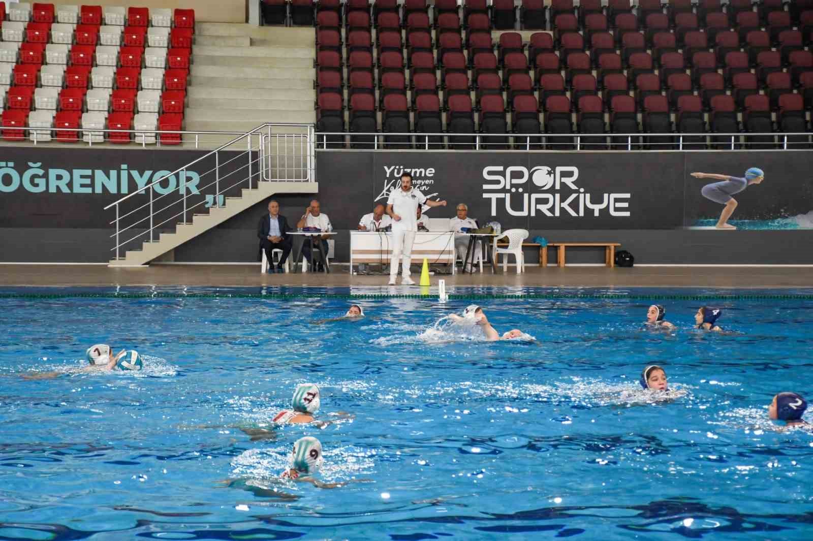 Kadınlar T&uuml;rkiye Sutopu Şampiyonası Balıkesir&rsquo;de başladı
