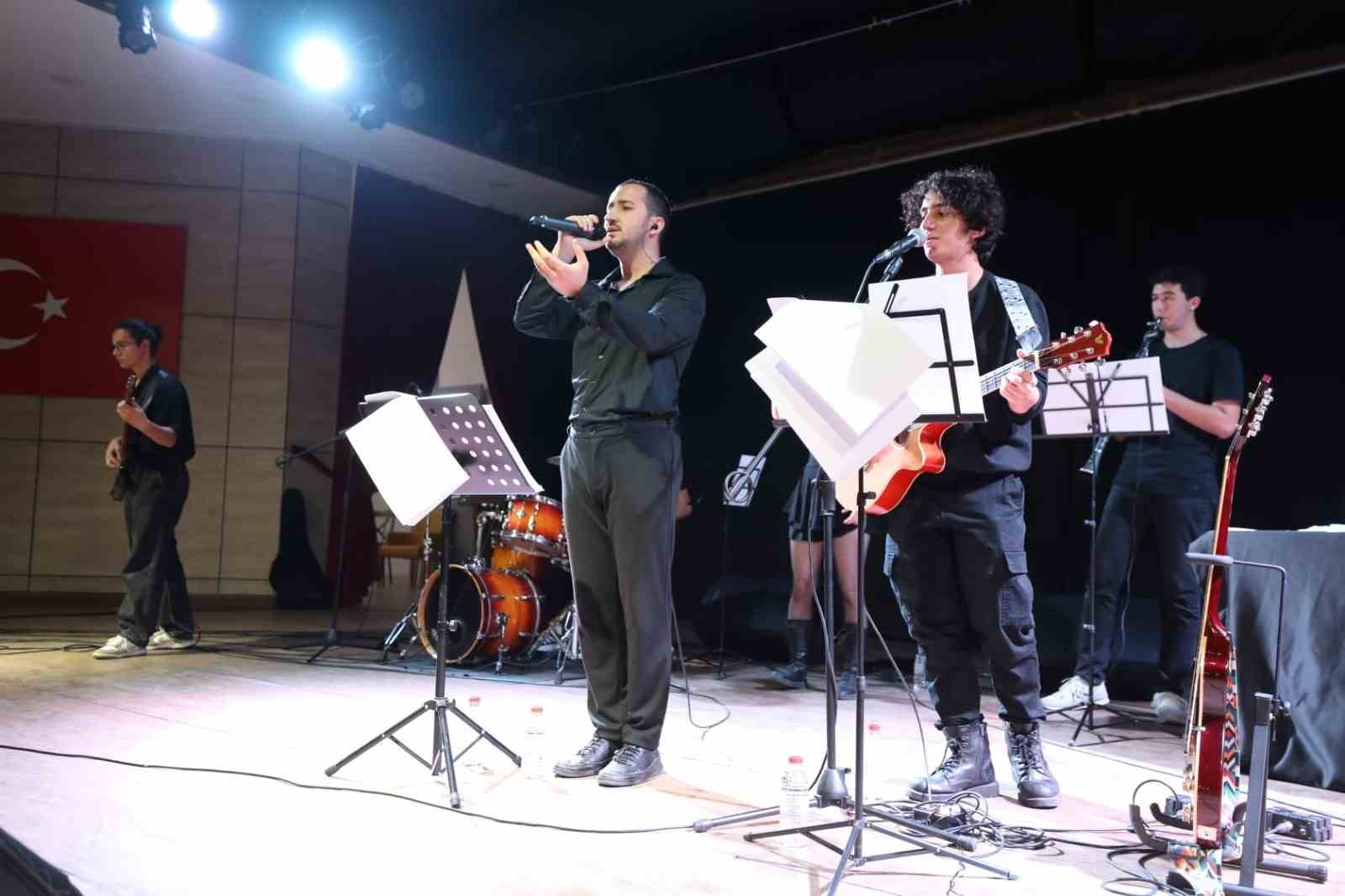 &Uuml;niversiteli gen&ccedil;lerden unutulmaz konser
