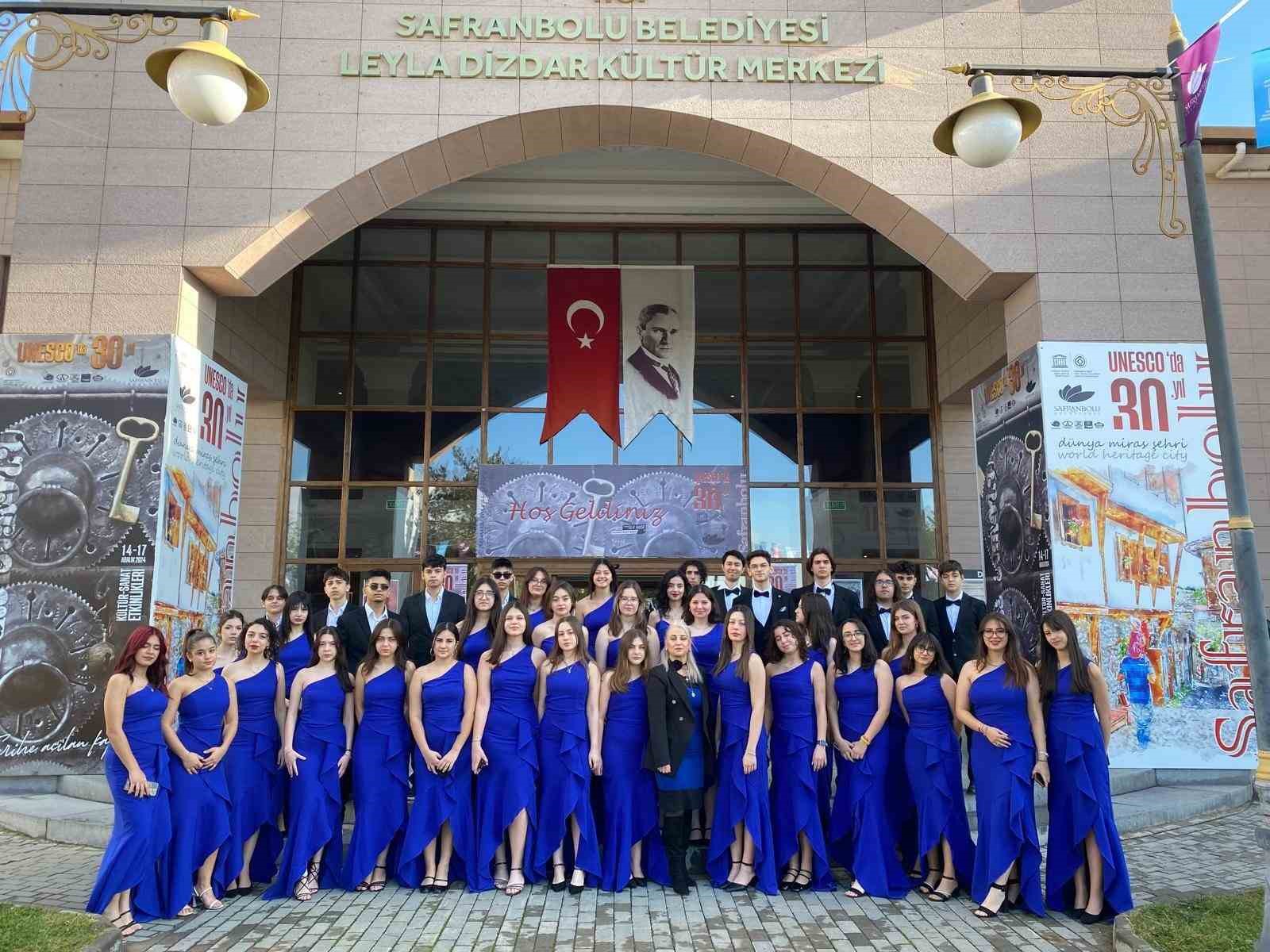Manisa B&uuml;y&uuml;kşehir Korosu, Korolar Maratonu&rsquo;nda sahne aldı
