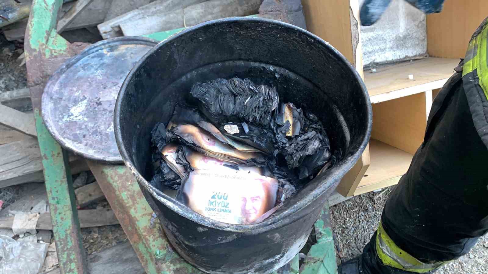 Metal at&ouml;lyesinde &ccedil;ıkan yangında paralar yandı
