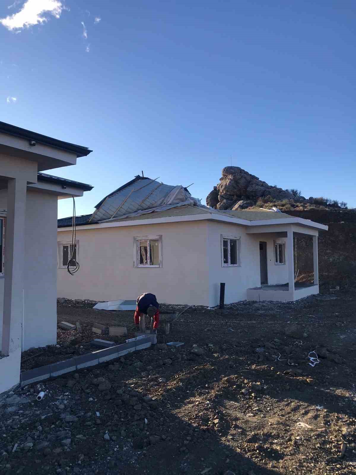 Şiddetli r&uuml;zgar &ccedil;atıları u&ccedil;urdu
