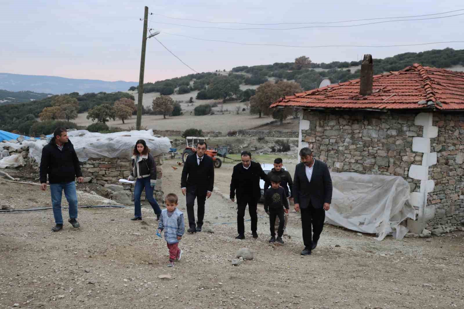 Kaymakam Kahveci yaşlıları evinde ziyaret etmeye devam ediyor
