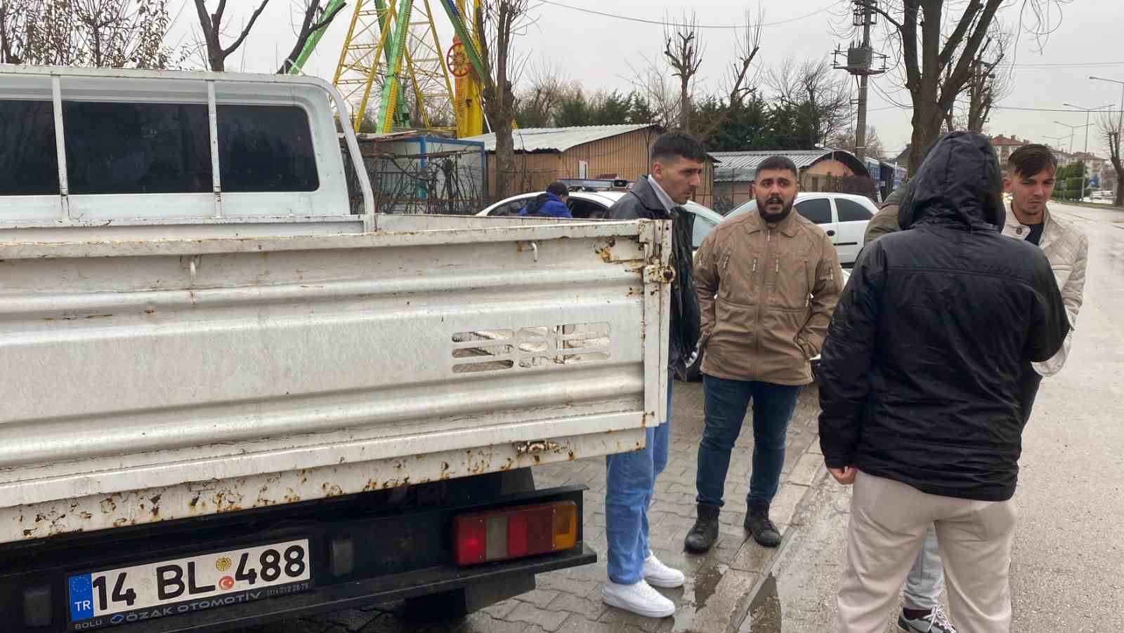 Kontrolden &ccedil;ıkan kamyonet elektrik direğini devirdi: 1 yaralı
