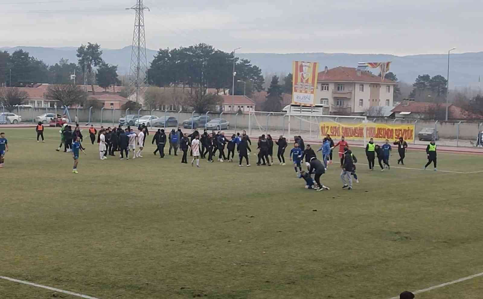 Amatör maçta saha karıştı, polis ekipleri güçlükle ayırdı