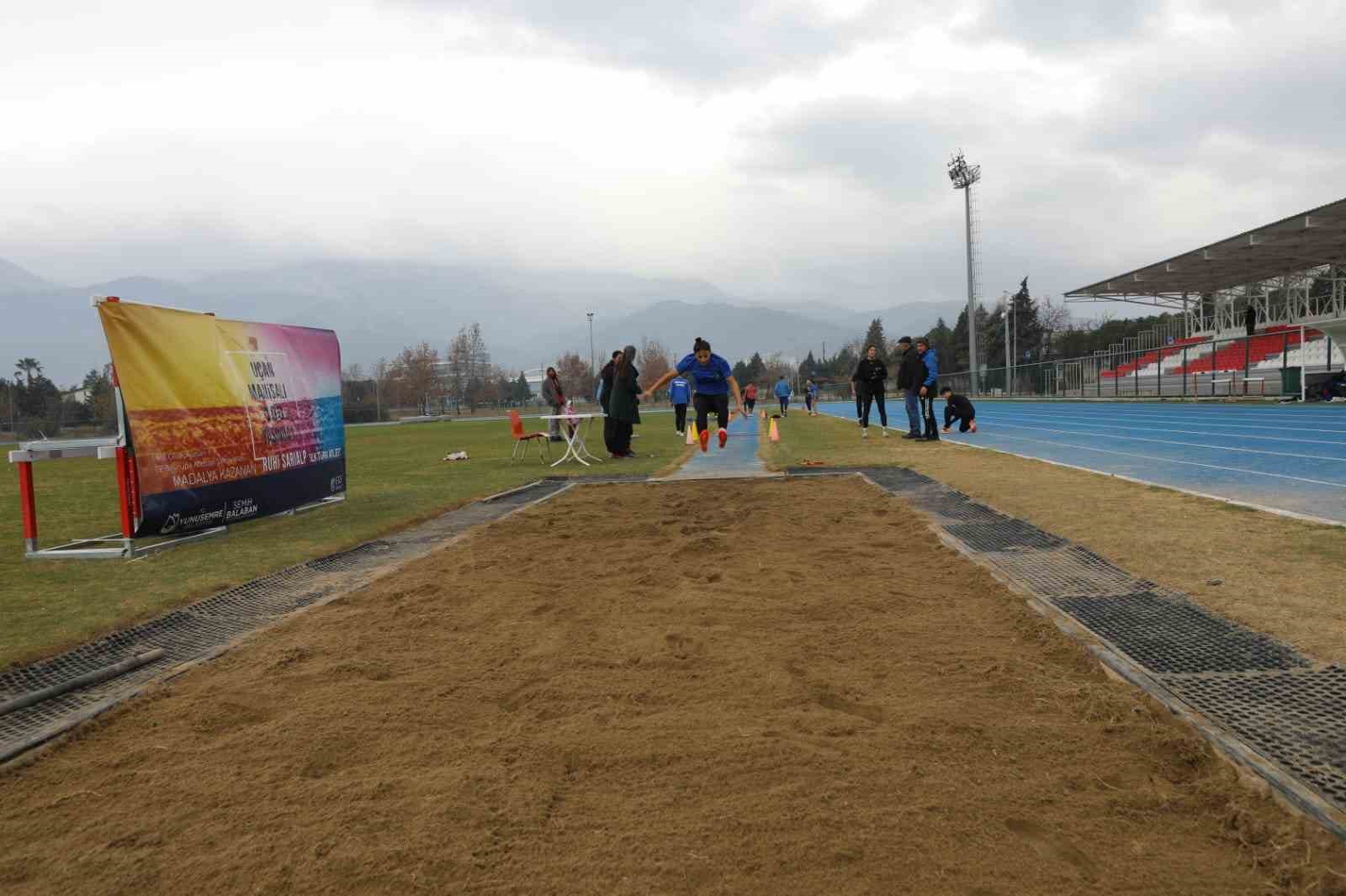 Manisa&rsquo;da Ruhi Sarıalp &uuml;&ccedil; adım atlama yarışmasıyla anıldı
