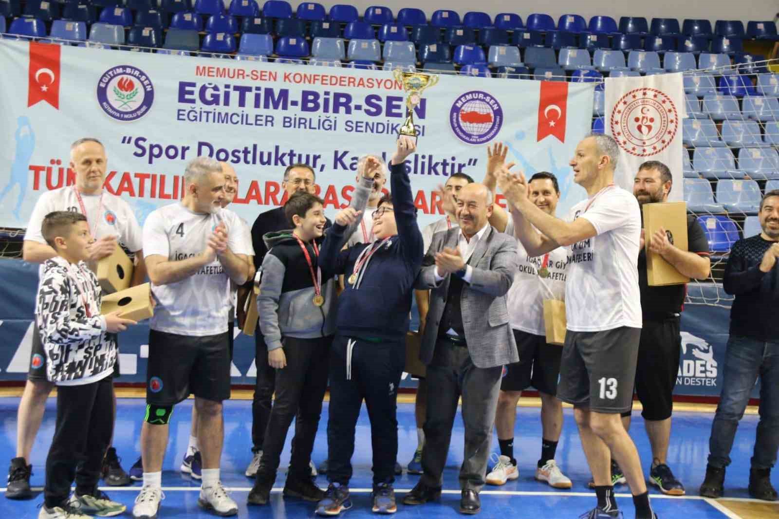 Kütahya’da eğitim çalışanları voleybol turnuvası sonuçlandı
