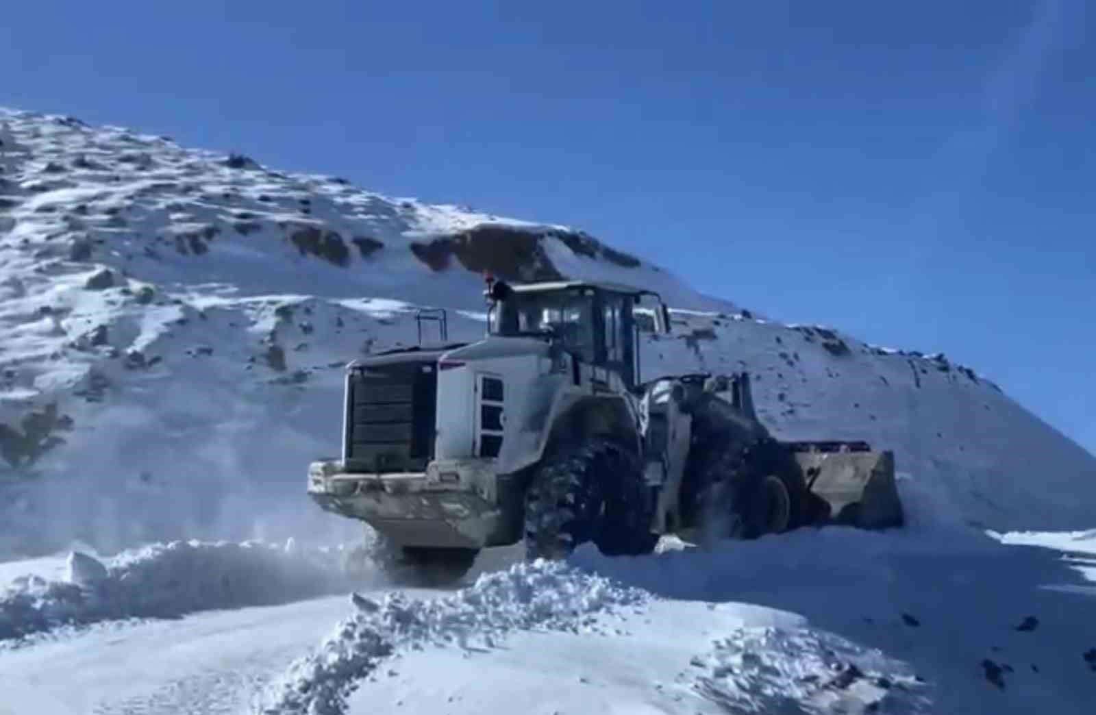 Muş’ta kar ve tipi nedeniyle kapanan köy yolları ulaşıma açıldı
