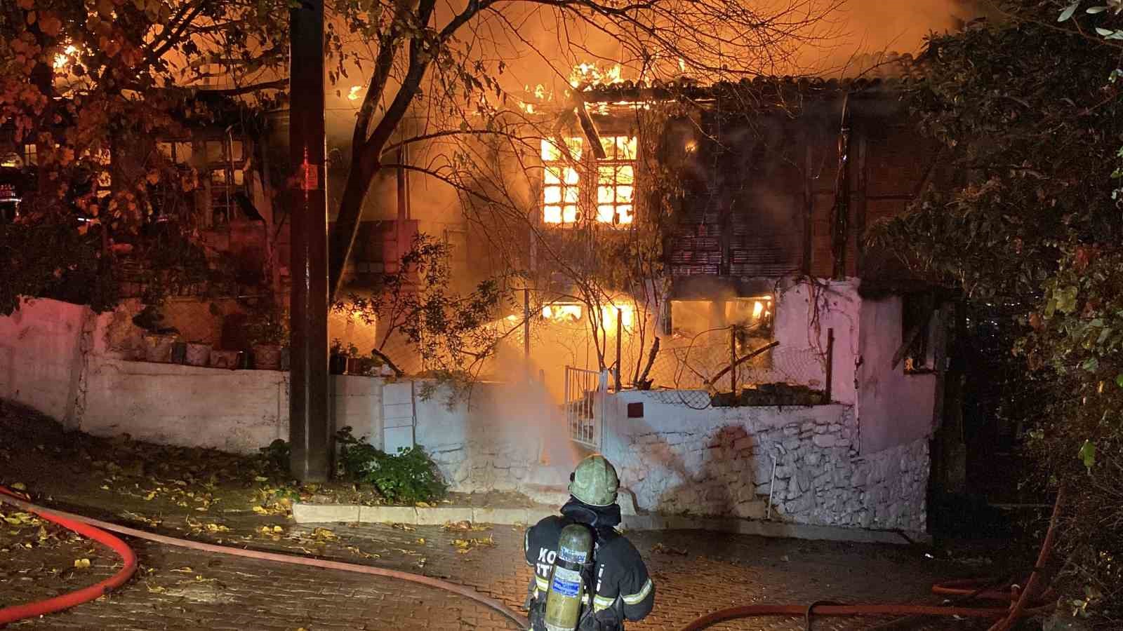 Gece yarısı korkutan yangın: İki katlı ev alev alev yandı