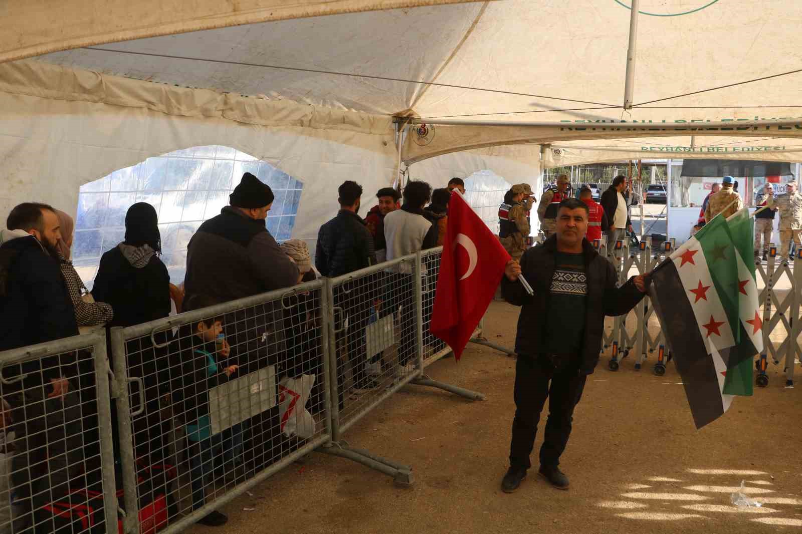 Suriyelilerin ülkelerine dönüşünü fırsata çevirip, kilometrelerce uzaktan bayrak satmaya geldiler