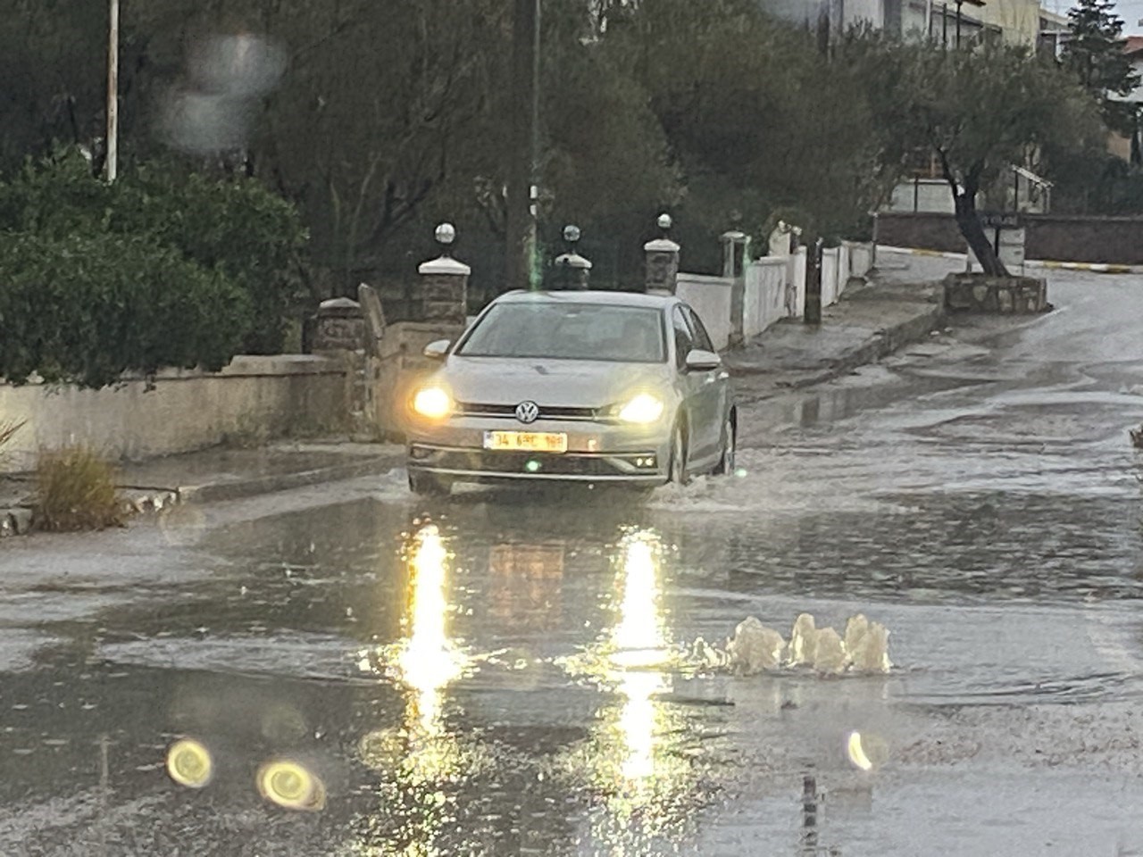 Ayvalık’ta yağış gün boyu etkili oldu