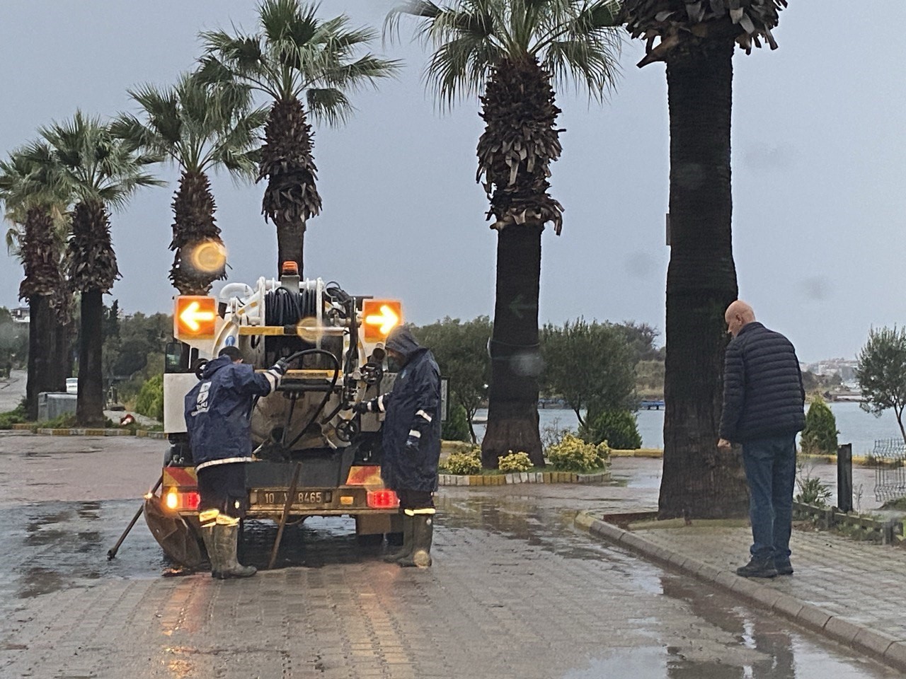 Ayvalık’ta yağış gün boyu etkili oldu
