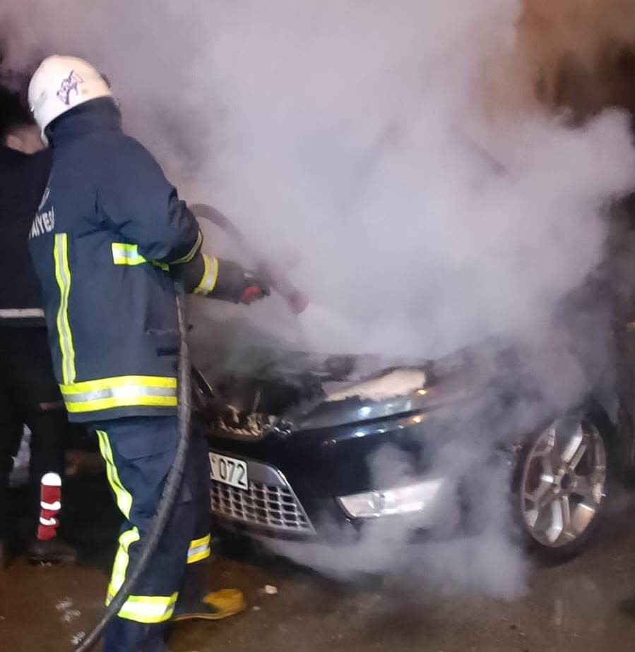 Van&rsquo;da park halindeki otomobilde yangın
