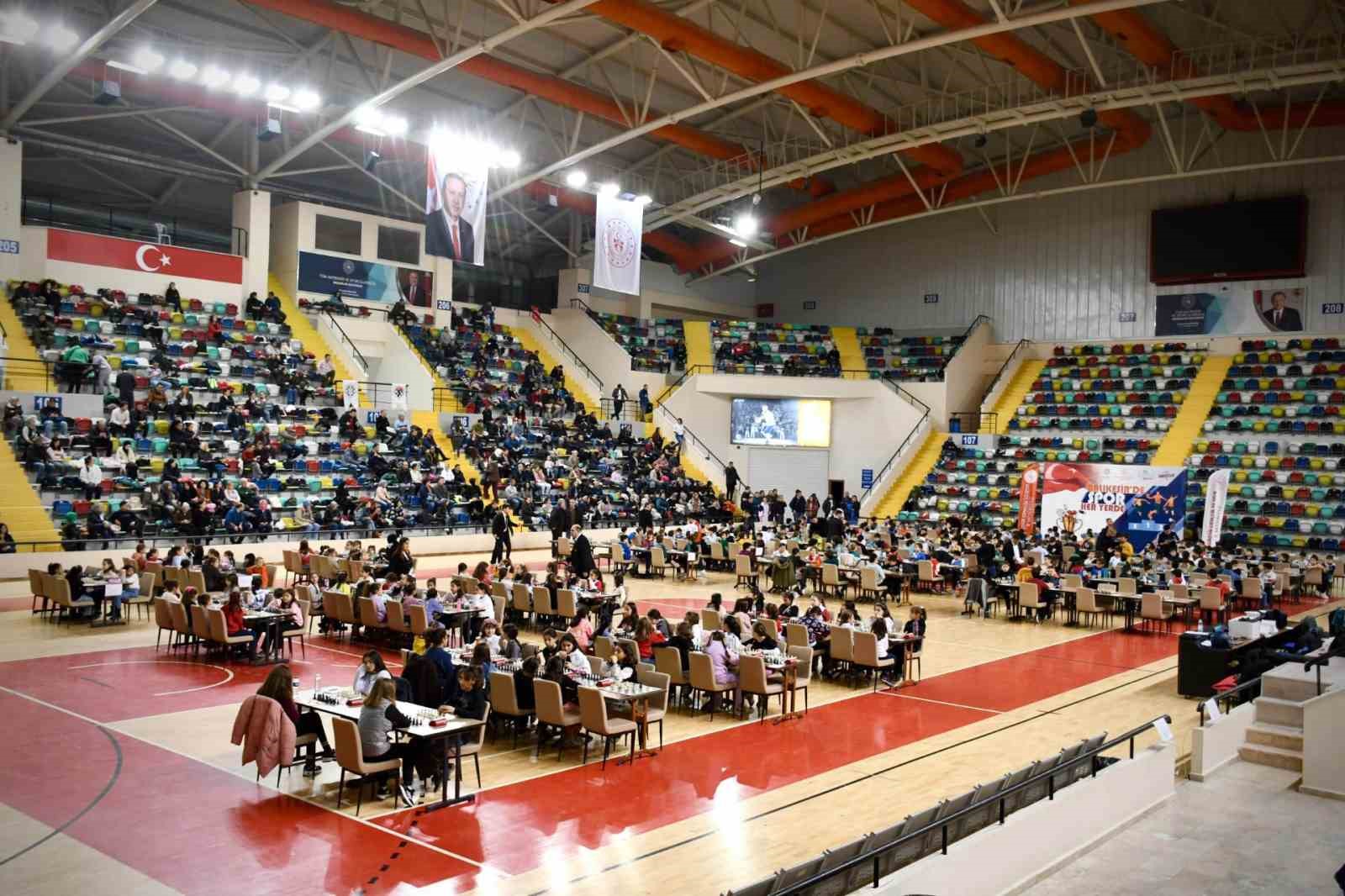 Balıkesir&rsquo;de satran&ccedil; turnuvasına b&uuml;y&uuml;k ilgi
