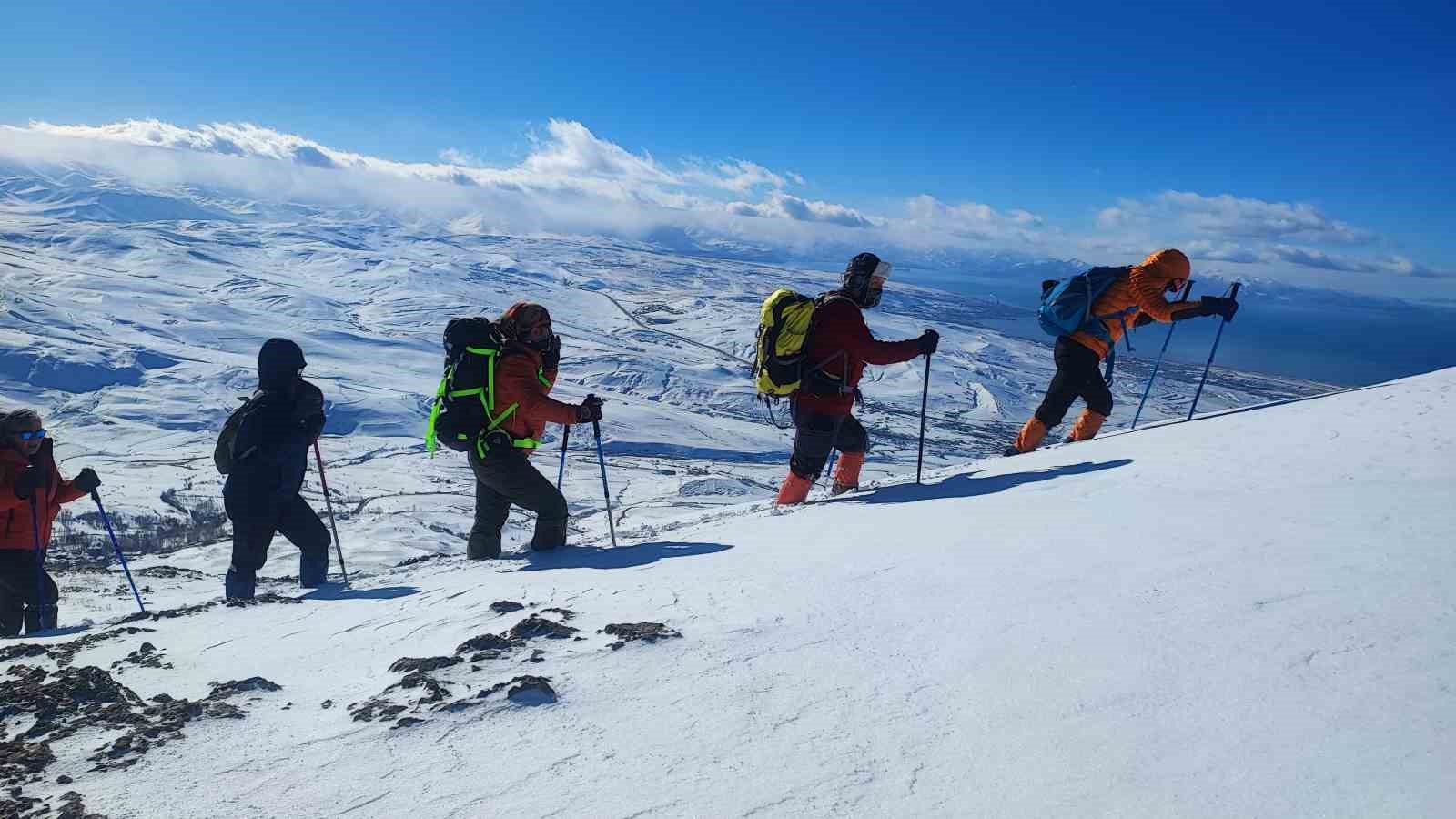 K&uuml;&ccedil;&uuml;k Erek Dağı&rsquo;na zirve tırmanışı
