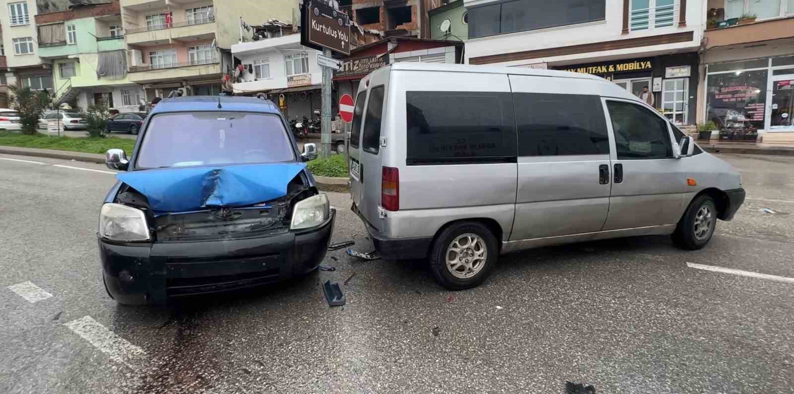 Samsun’da iki ticari araç çarpıştı: 1 yaralı
