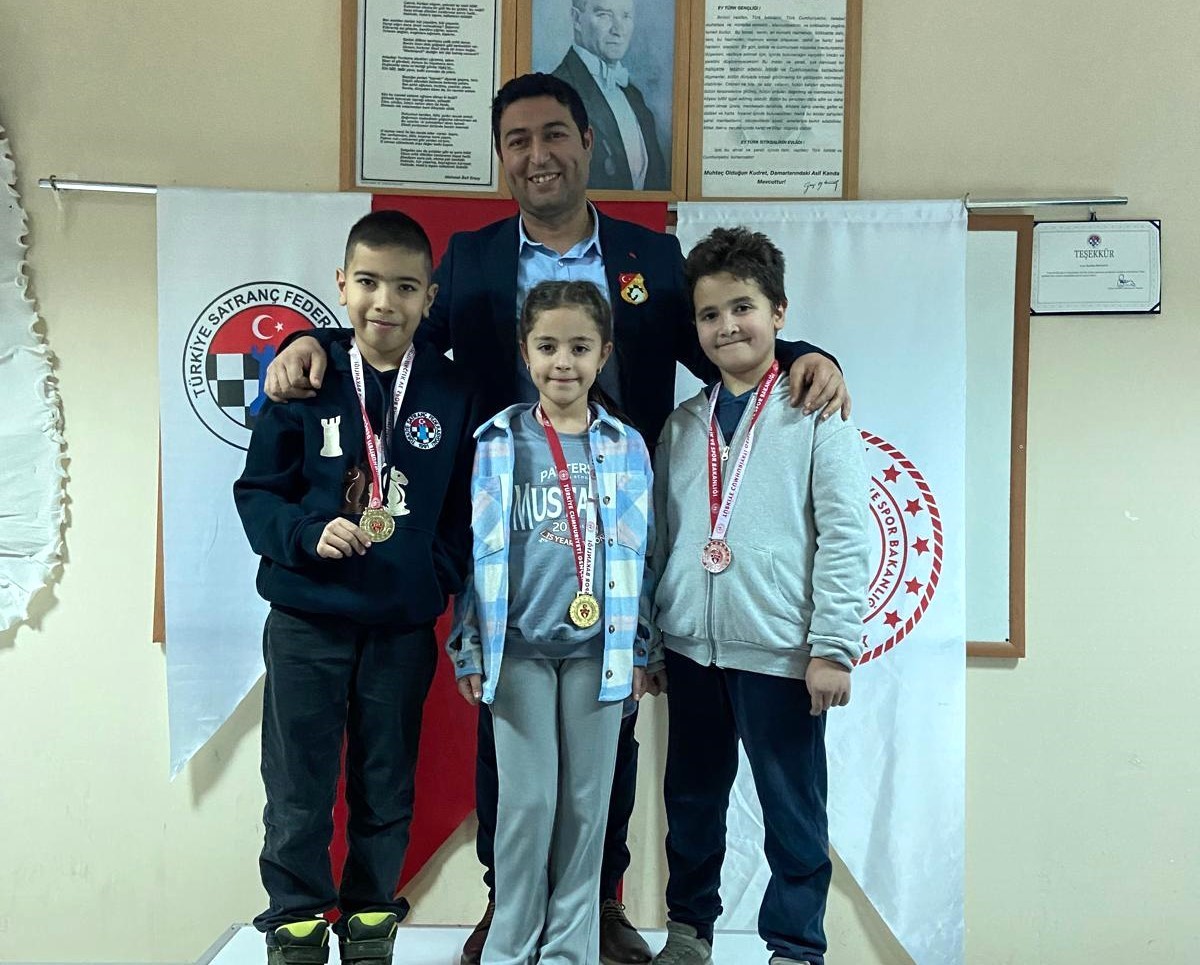 K&uuml;tahya&rsquo;da Yunus Emre İlkokulu &ouml;ğrencileri satran&ccedil; turnuvasına damga vurdu

