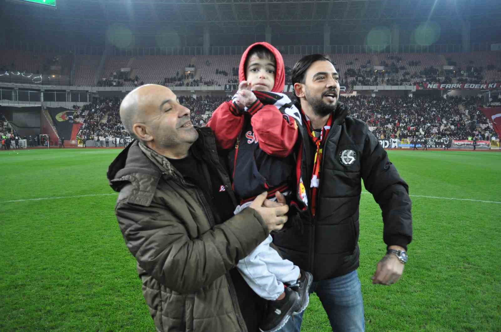 Eskişehirspor’un rekor kırdığı maçta kelebek hastası Nurettin Efe Keskin taraftara üçlü çektirdi