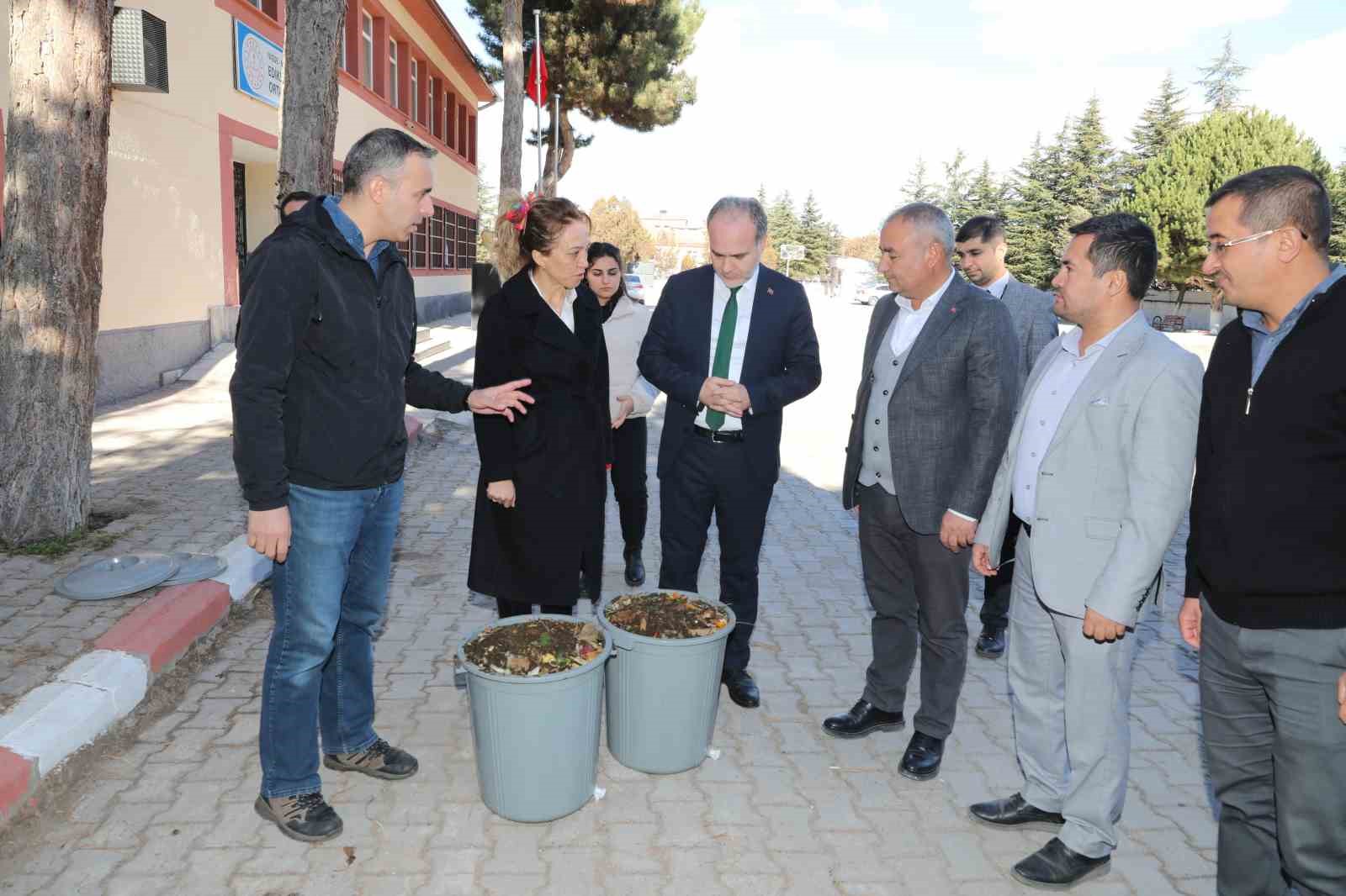 Kadın ve &ccedil;ocuklara susuz tarım, yağmur suyu hasadı eğitimleri veriliyor

