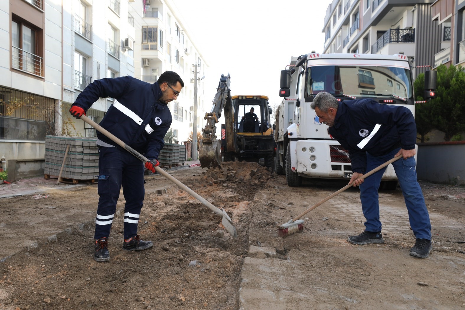 Yol yenileme çalışmaları tüm hızıyla devam ediyor
