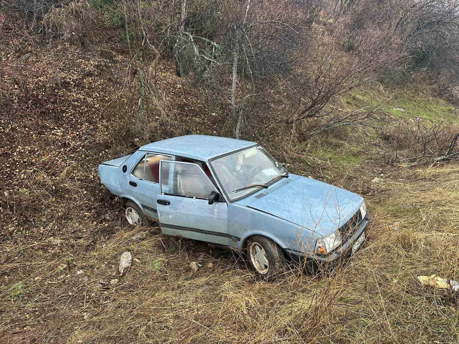 Isparta’da şarampole yuvarlanan Tofaş otomobildeki 2 kişi yaralandı