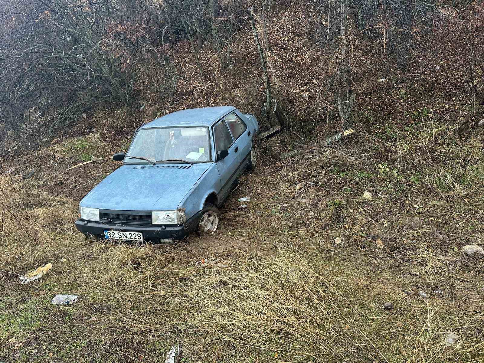 Isparta’da şarampole yuvarlanan Tofaş otomobildeki 2 kişi yaralandı
