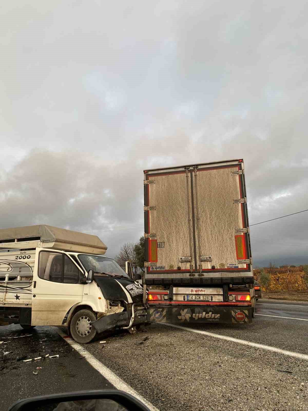Kamyonet U d&ouml;n&uuml;ş&uuml; yapan tıra &ccedil;arptı; 2 yaralı
