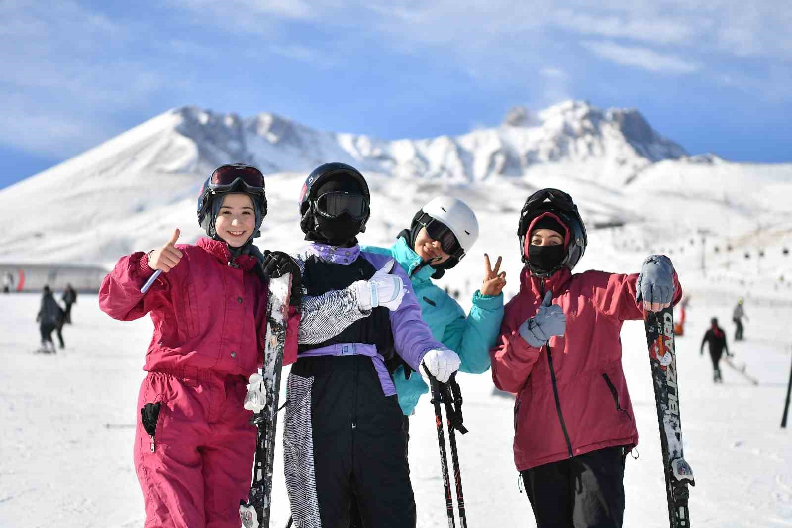 Erciyes hafta sonu 70 bin ziyaretçi ağırladı
