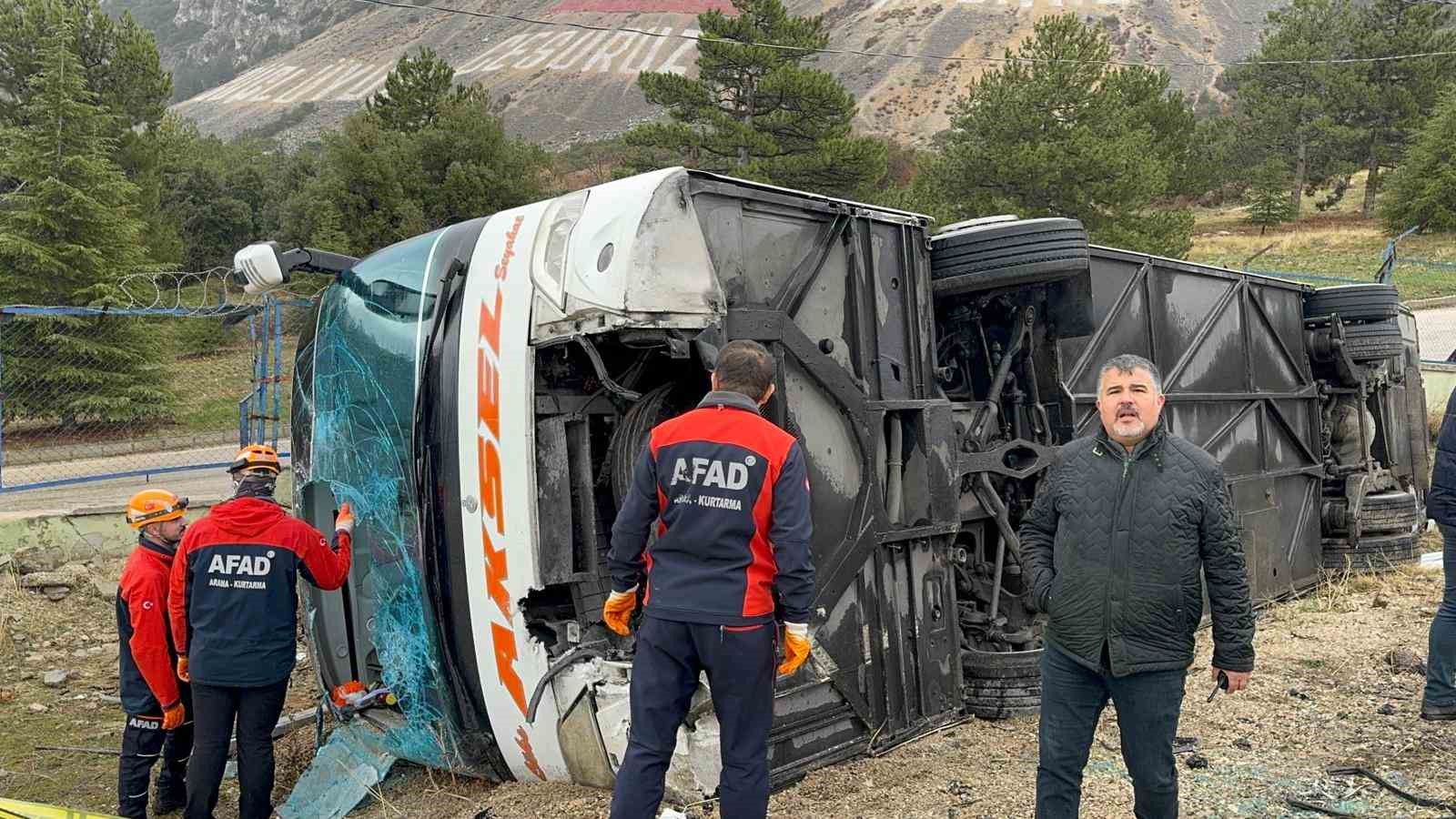 Isparta’da yolcu otobüsü devrildi: 1 ölü, çok sayıda yaralı