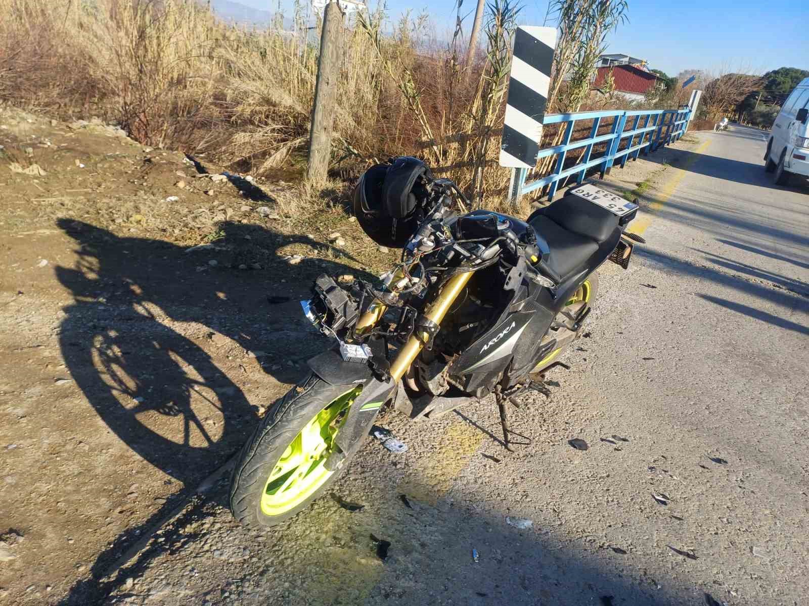 Traktör ile çarpışan motosiklet sürücüsünü kaskı kurtardı