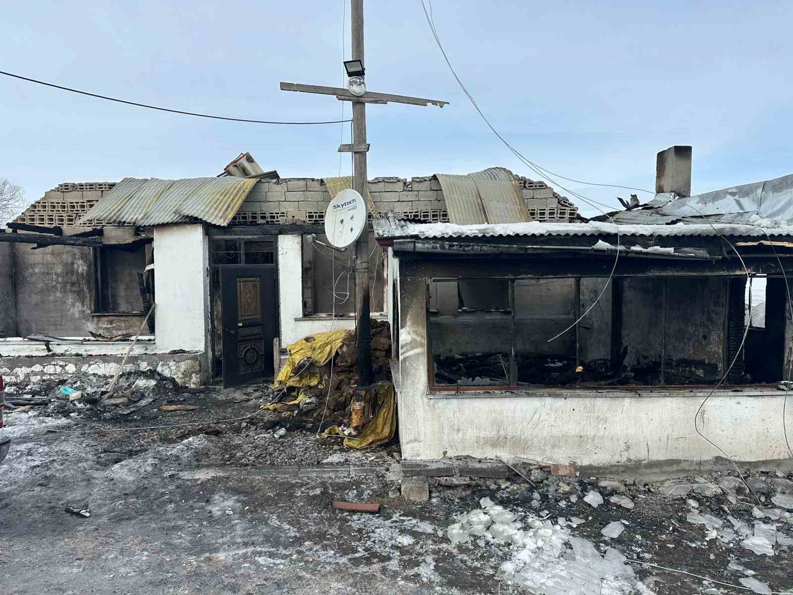 Çıldır’da çıkan yangında bir ev kül oldu
