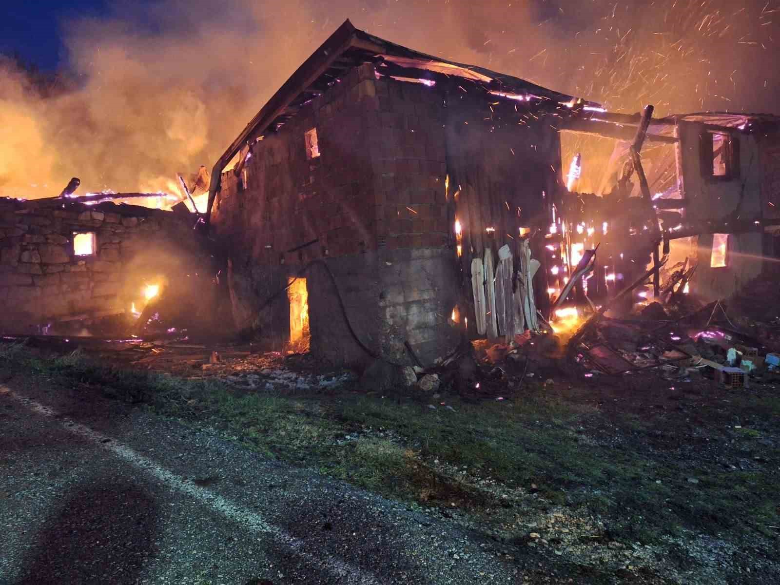 Ahşap ev, ahır ve samanlık alevlere teslim oldu
